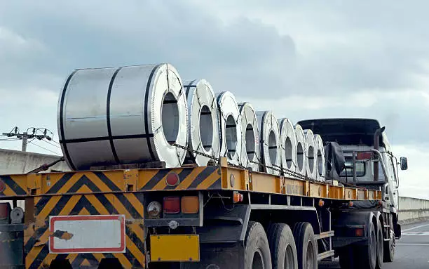 camion con rollo de acero para arcotecho